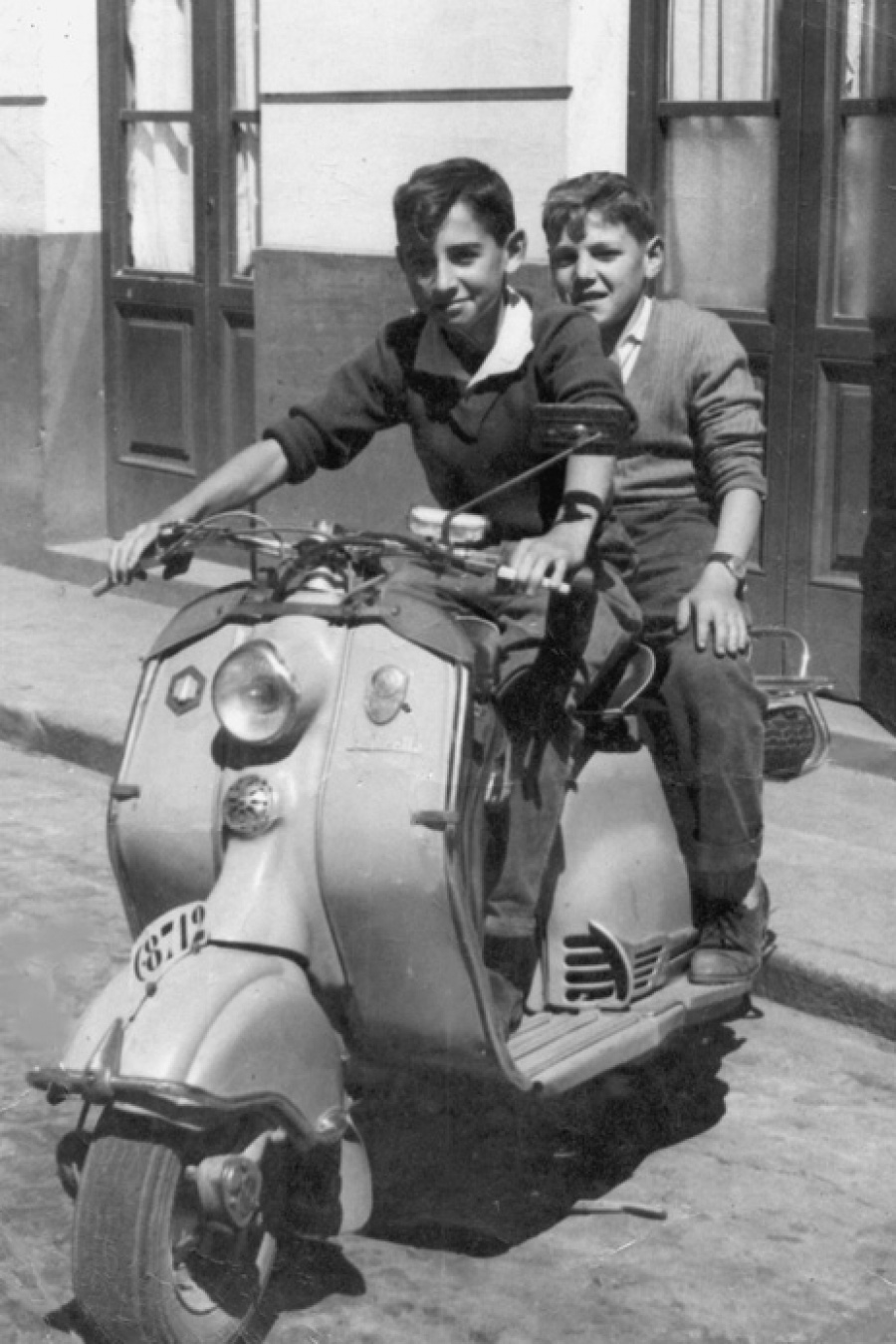 1960 - Sentados en la Vespa